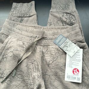 NWT Lululemon  joggers 6 perfect. Never used condition. Smoke-free pet free